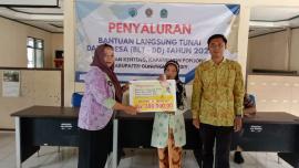 PEMERINTAH KALURAHAN KENTENG MENYERAHKAN BLT DANA DESA TAHAP KE-10 BULAN OKTOBER TA. 2025 